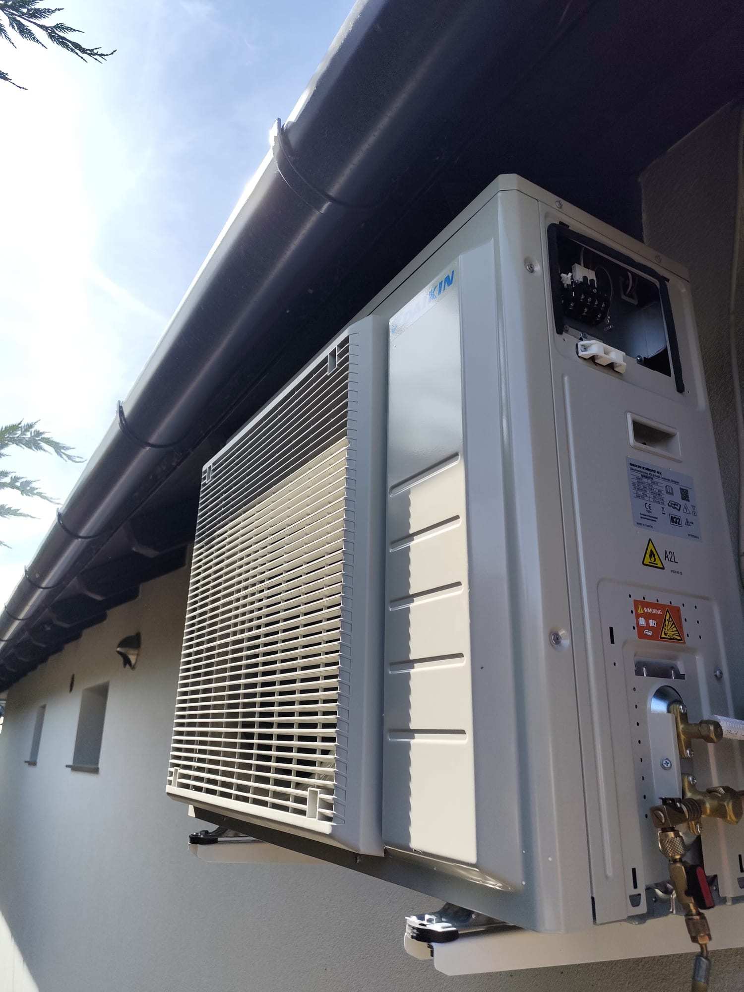 Daikin klíma kültéri egysége a homlokzaton